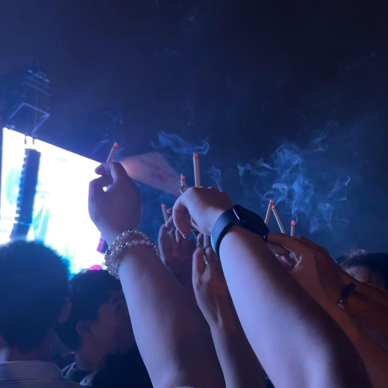 Hey, do you smoke too? Deca Joins' last song "Wu Du" happens to follow Grass Stage's performance